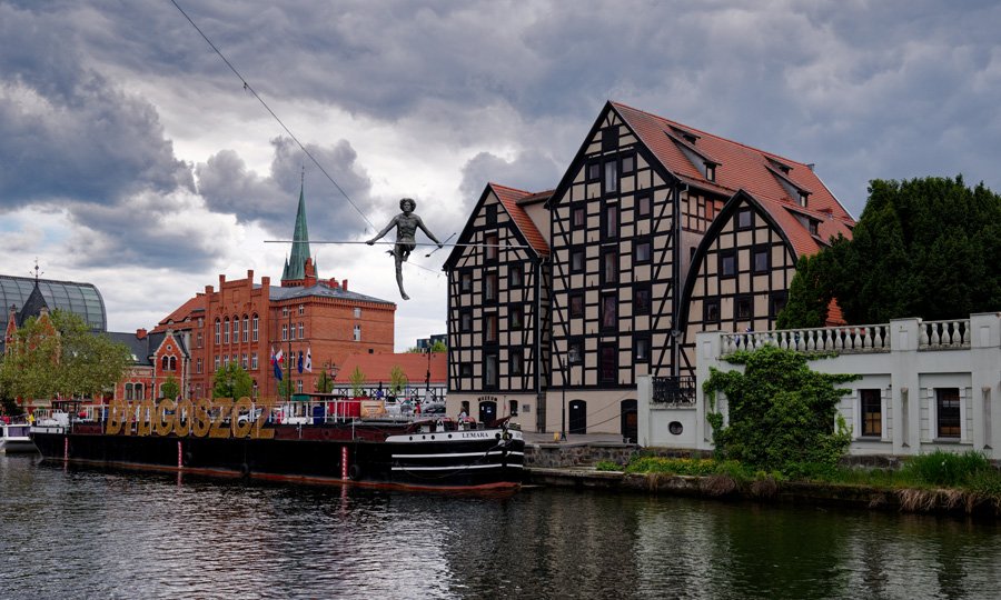 The iconic three granaries
